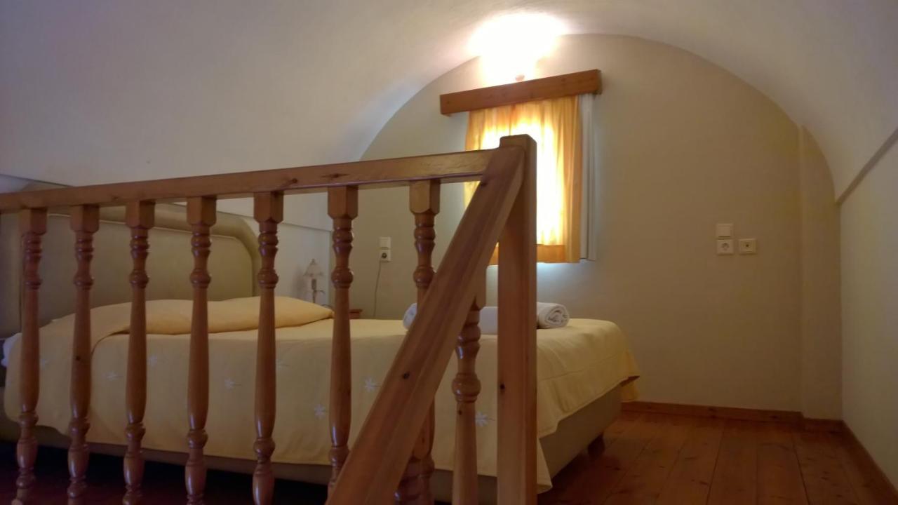 Anemomilos Suites Fira  Rum bild