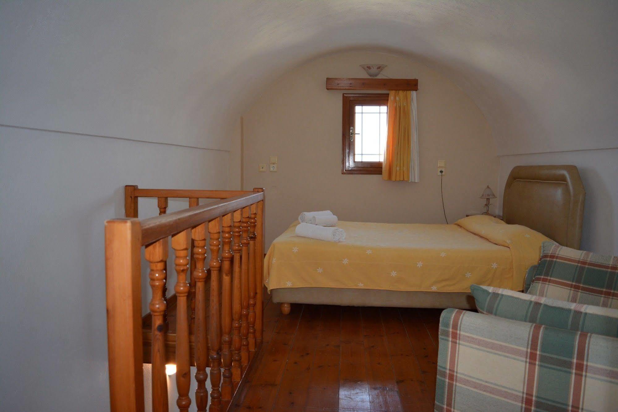 Anemomilos Suites Fira  Exteriör bild