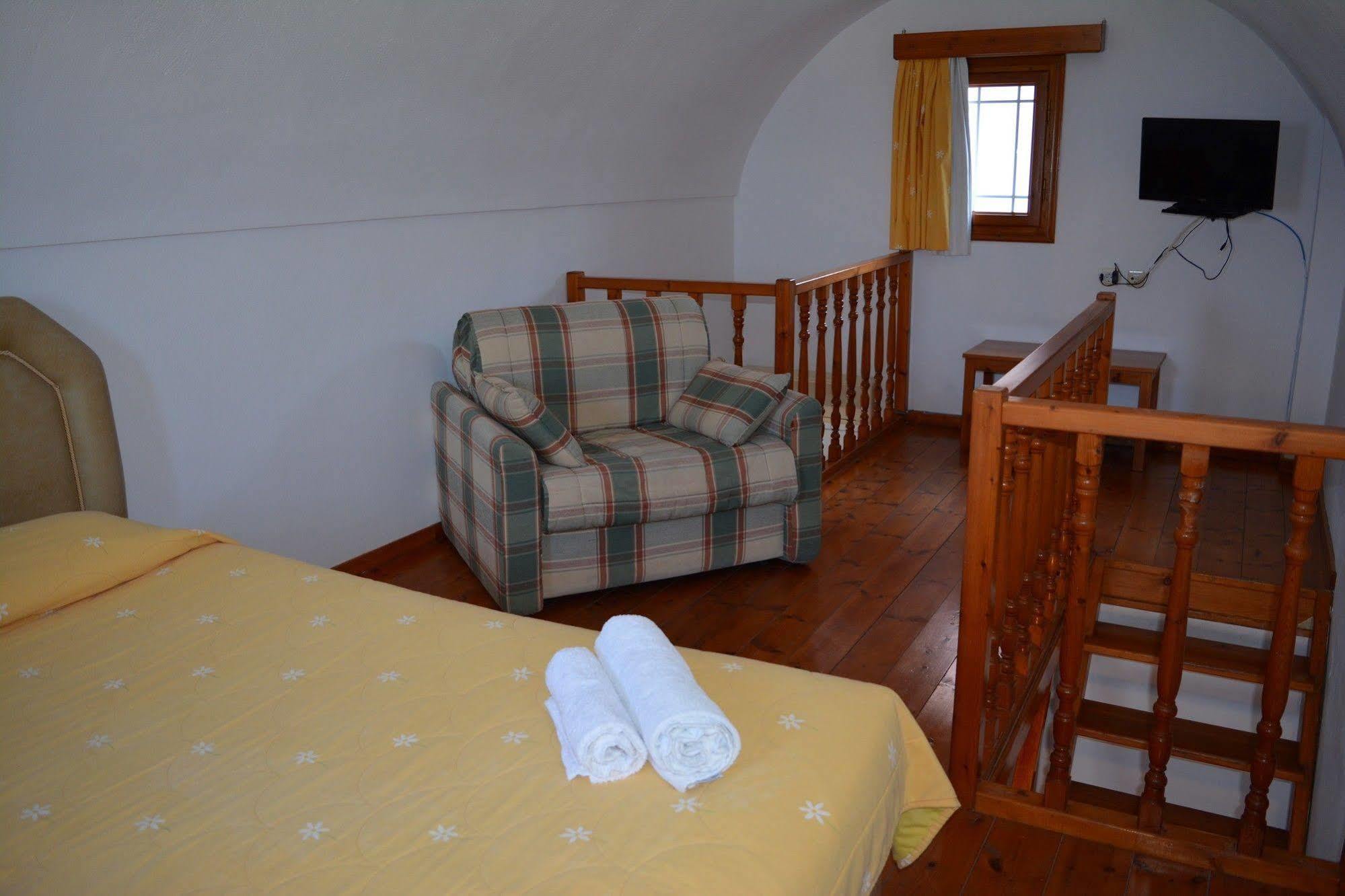 Anemomilos Suites Fira  Exteriör bild